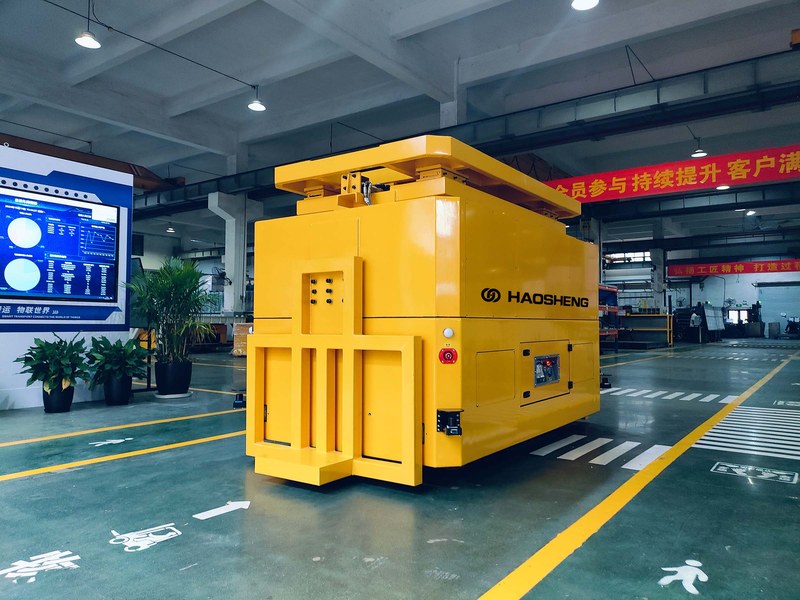 Прецизионный подъёмный AGV безопасно стыкуется с рабочей станцией