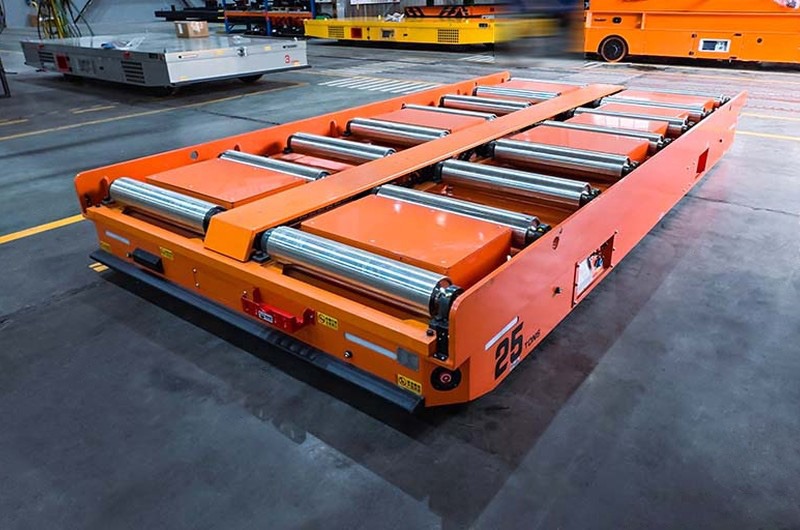 AGV HENSEN на 25 тонн с роликовым столом для автоматической передачи тяжелых деталей.