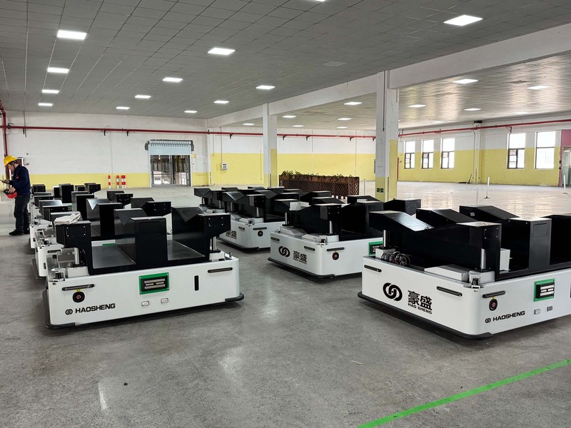 Производственная линия умного завода с AGV-тележками